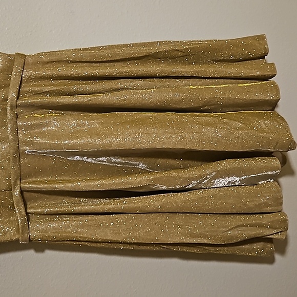 SZ.6 Stunning sparkly gold dress lined with padding and pockets - Picture 3 of 5